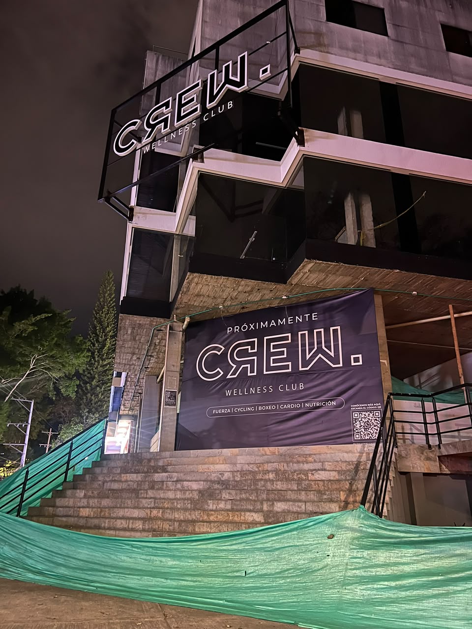 Fachada de CREW en Refugio